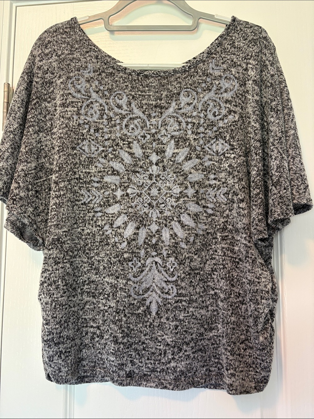 Gray Patterned Short Sleeve Women’s Top medium Mesmerized
